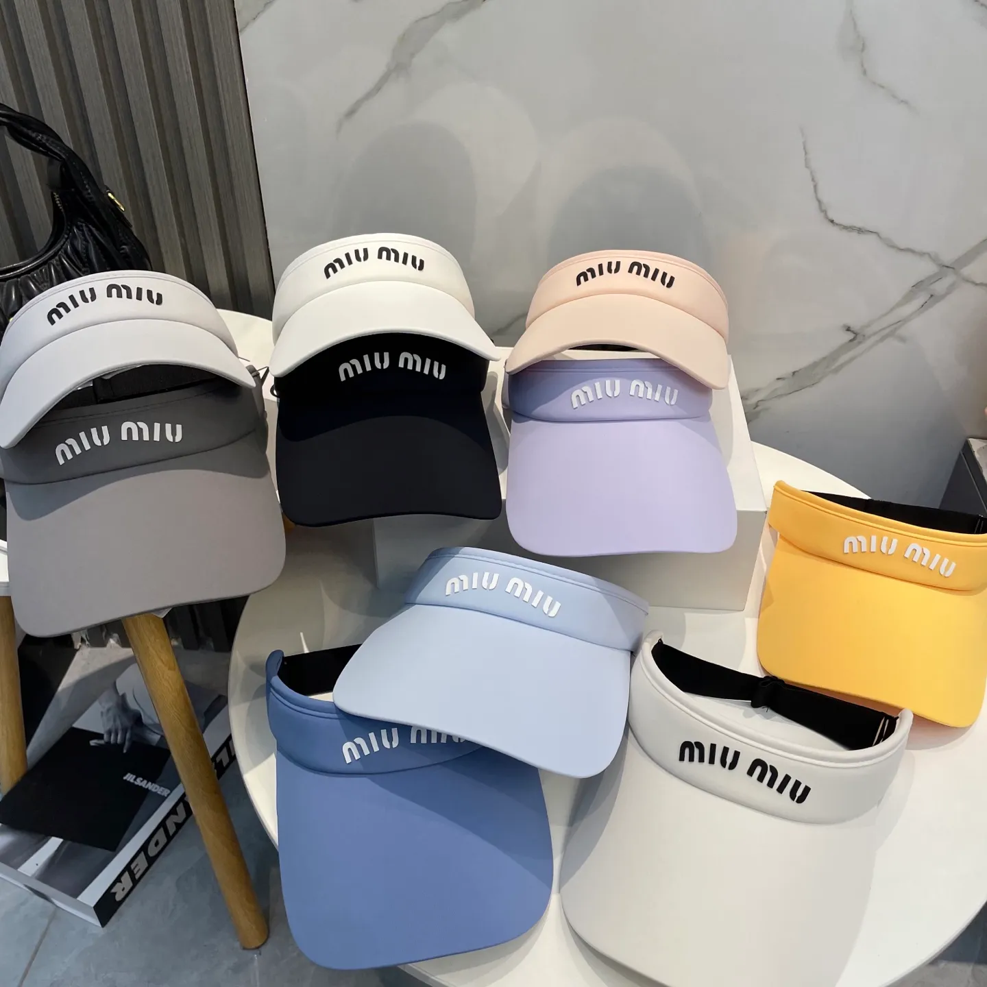 P60miumiuMiu Miu💞 Summer ice silk empty top hat. The empty top sun protection hat does not delay the ponytail~ The ice silk fabric is practical and beautiful! The design of the large brim can effectively block ultraviolet rays. Multiple colors available.