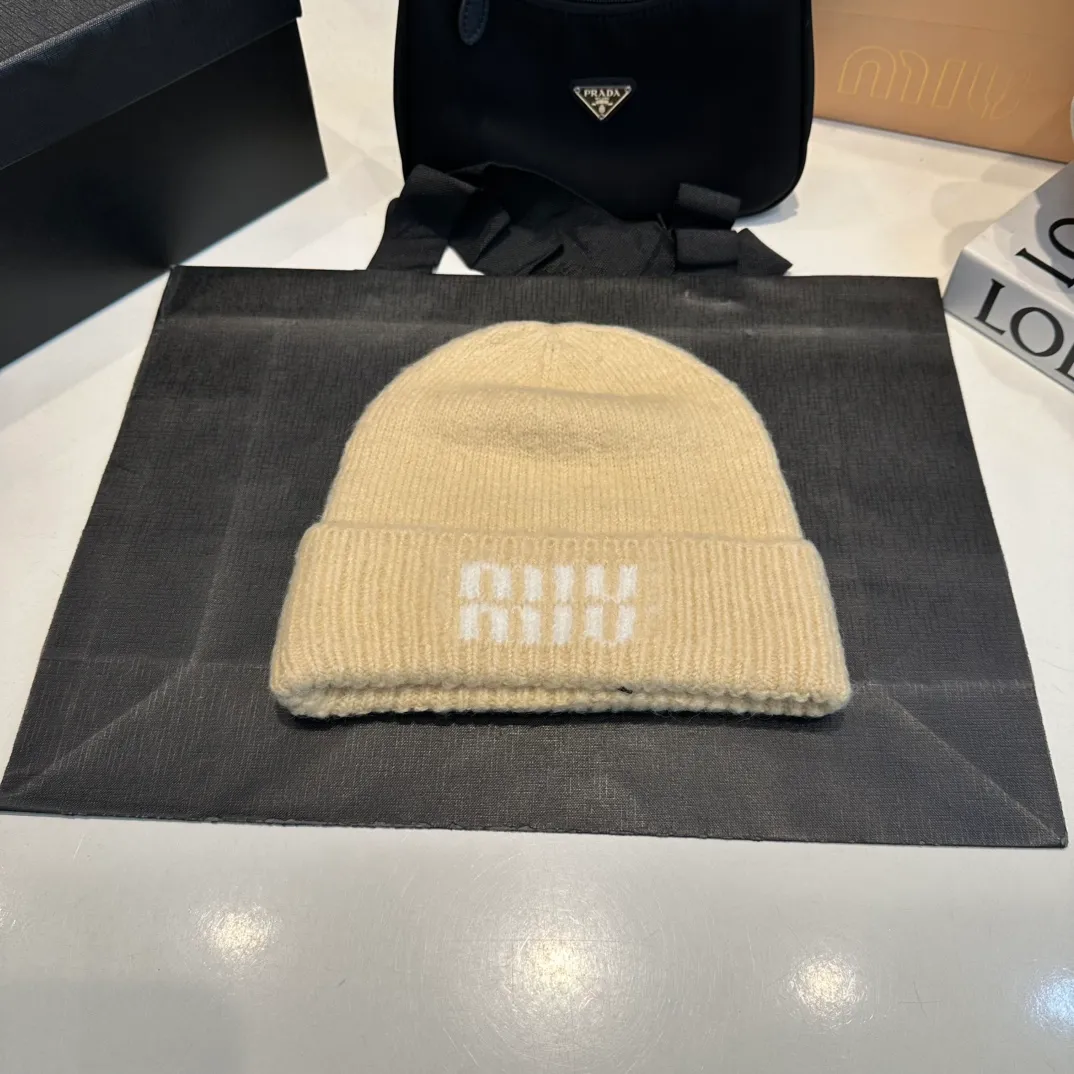P56 miumiu Miu Miu counter new knitted woolen hat