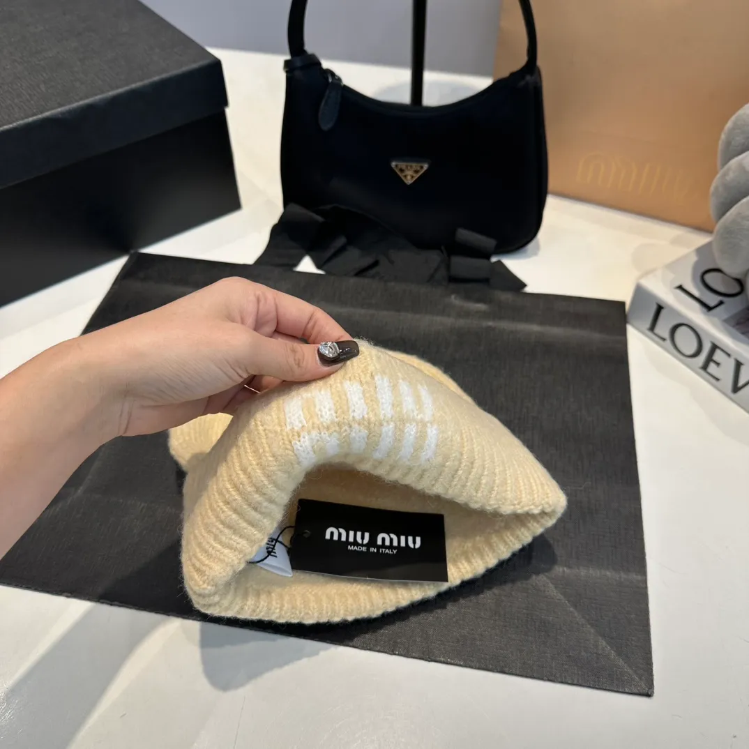 P56 miumiu Miu Miu counter new knitted woolen hat