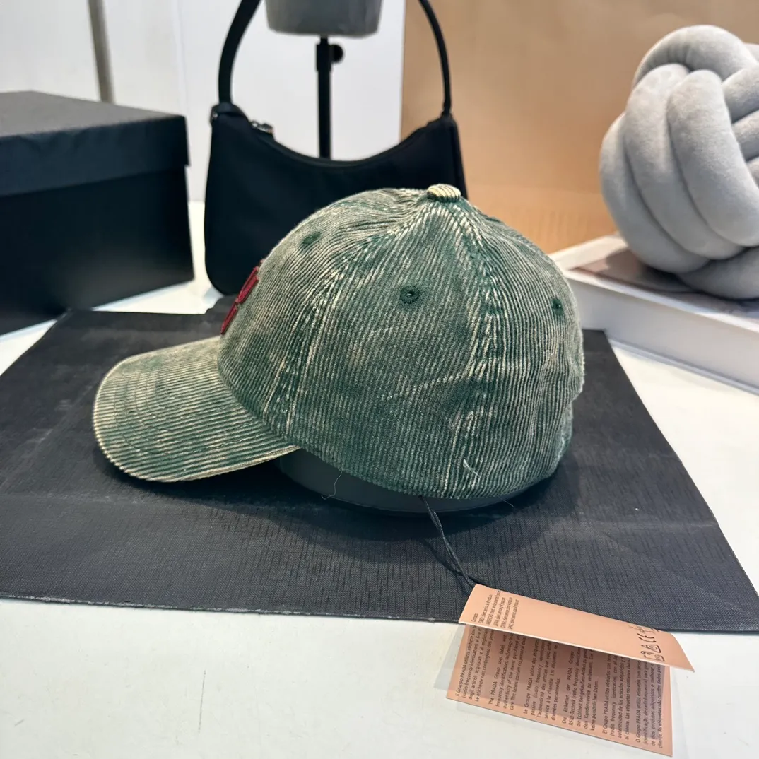 P60 Rare goods! miumiu24 classic denim baseball! This year’s hottest item in the hat category! The collision of denim material and baseball cap reveals a retro, innocent and straightforward style, which is also very everyday! The workmanship quality of a major foreign trade factory + the blessing of original fabrics and double insurance are rare and must-have products.