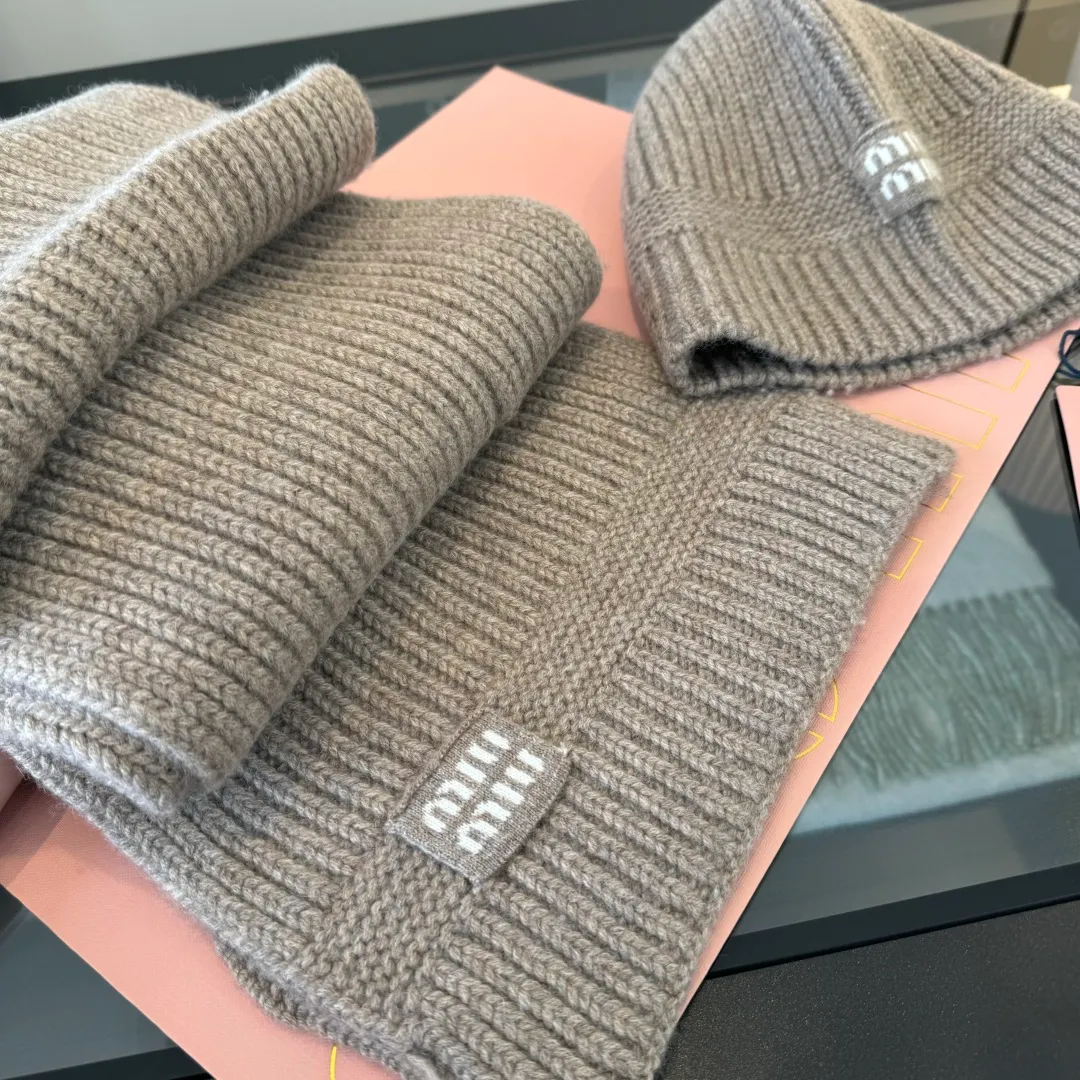 💰570¥ miumiu Unisex suit for men and women. Warm and textured cashmere scarf and hat set. Keep warm all winter. It’s furry and warm. It fills the atmosphere of autumn and winter. It’s high-end and good-looking. Size 30✖️180