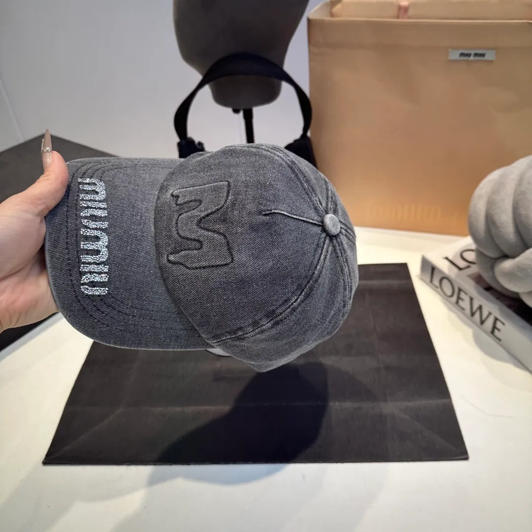 P60 miumiu Xiaohongshu popular recommendation. Original new baseball cap, authentic mold-making and custom-made, original workmanship is meticulous and the quality is superb!