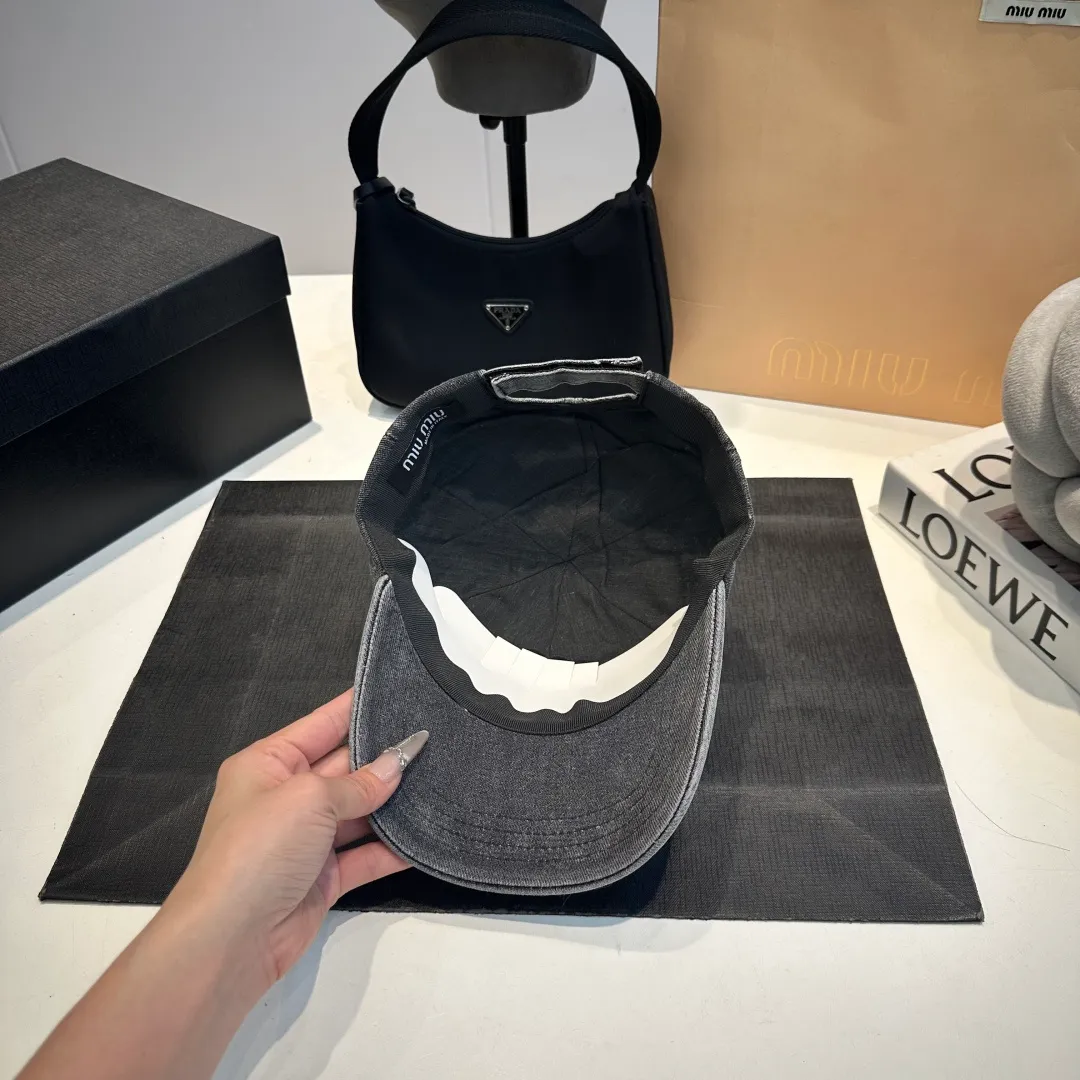 P60 miumiu Xiaohongshu popular recommendation. Original new baseball cap, authentic mold-making and custom-made, original workmanship is meticulous and the quality is superb!