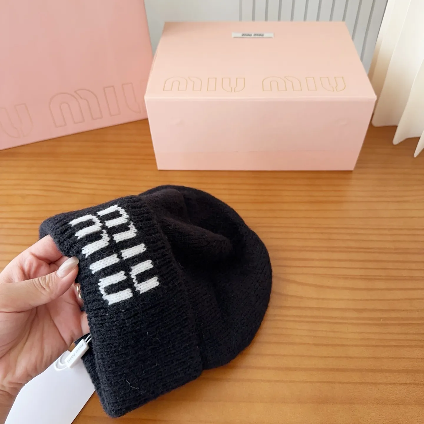 💰60 miumiu’s most popular knitted hat at the Miu Miu counter! Xiaohongshu’s new product is released, it’s so 🉑️, high-elastic fabric, classic colors, same style for men and women.