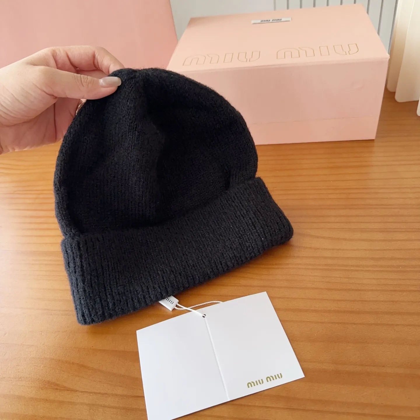 💰60 miumiu’s most popular knitted hat at the Miu Miu counter! Xiaohongshu’s new product is released, it’s so 🉑️, high-elastic fabric, classic colors, same style for men and women.