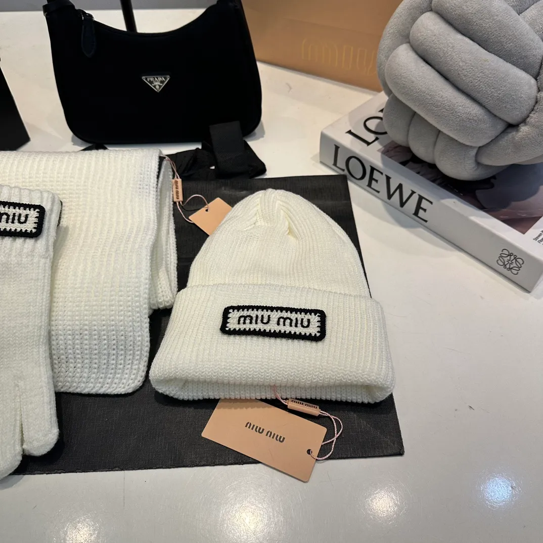 P170 MiuMiu～The new autumn and winter cold hat knitted hat three-piece set, hat, gloves and scarf, super soft and stretchy, very warm, with an amazing concave shape!