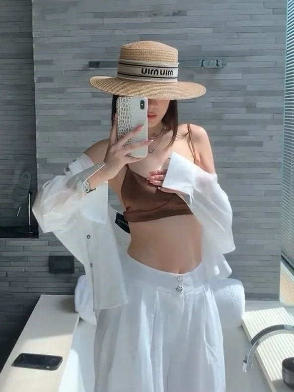 💰220¥ Miumiu raffia flat hat, new model in the store, buy it and cherish it, sell one less, the head circumference can be adjusted, details to come