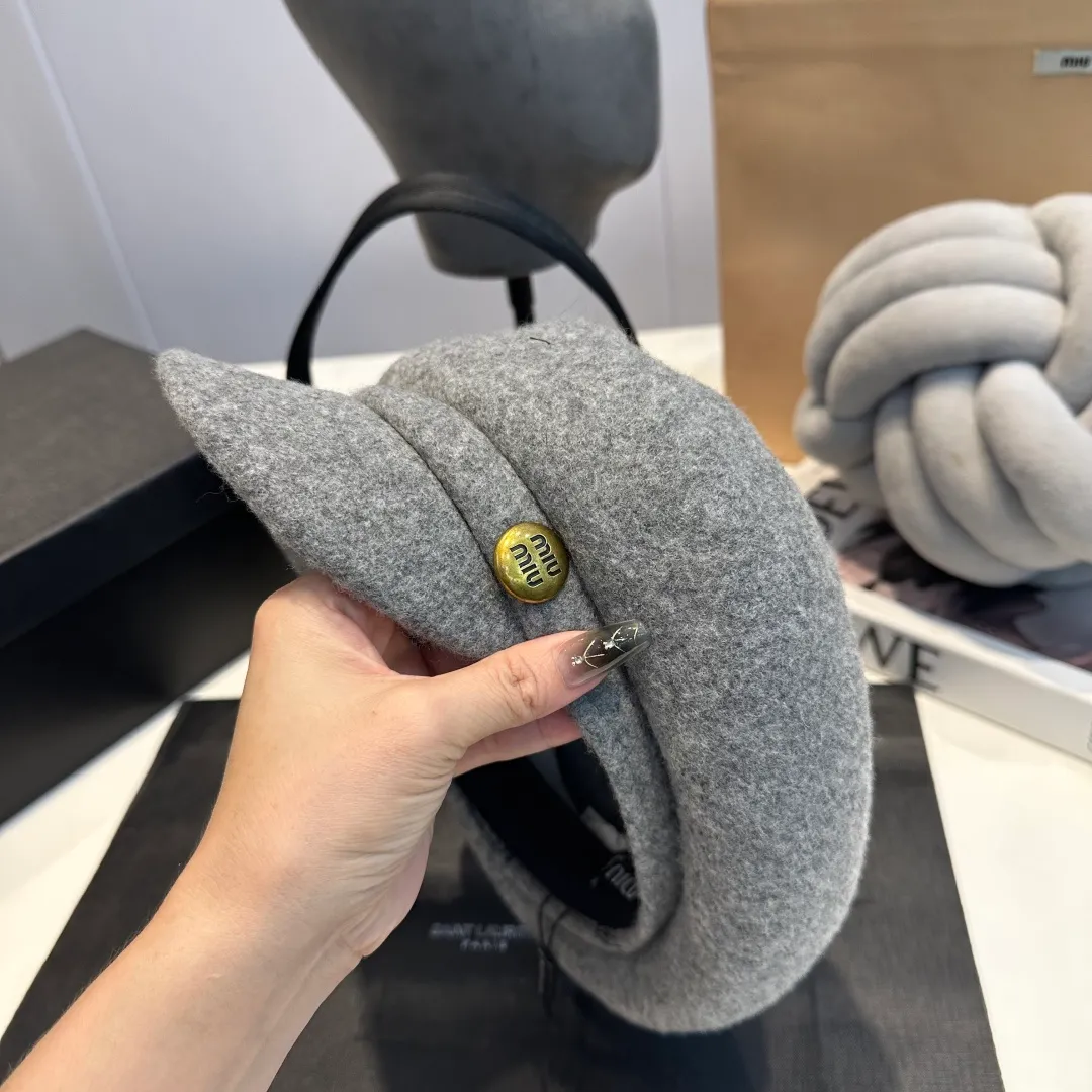 P70 miumiu's new wool autumn and winter octagonal hat is the one that shows off your face! A solid color hat🧢 is a permanent and versatile style!