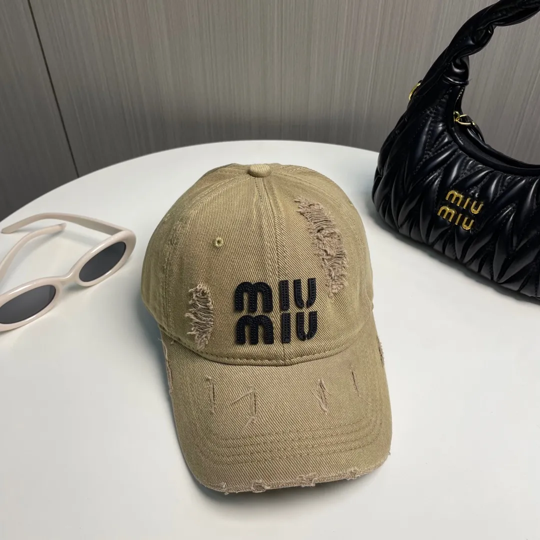P56 MIUMIU～25 spring new baseball cap This hat is so beautiful! The hole design adds a bit of casualness and uninhibitedness, allowing you to easily wear it with casual wear or sportswear.