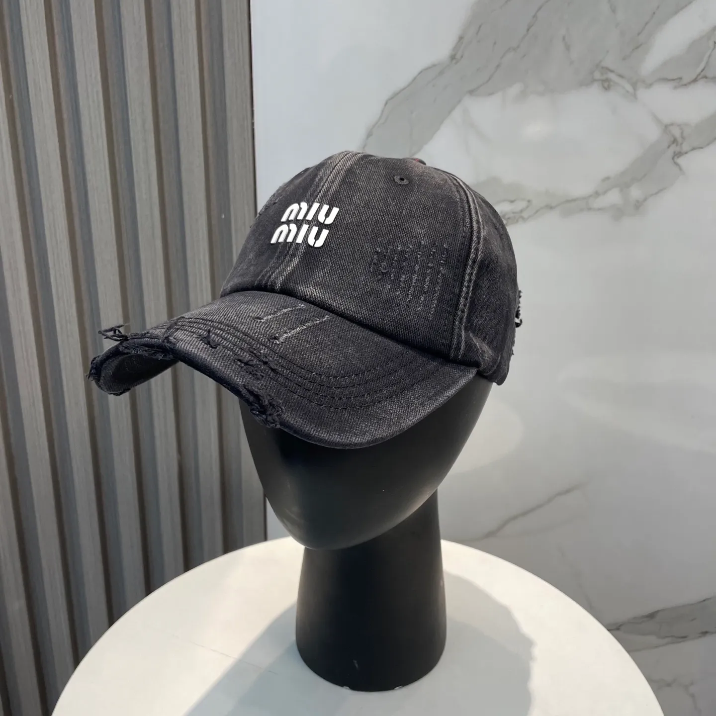 P60 miumiu new solid color baseball cap, the hottest color at the moment - full of street style! Trendy and versatile, Xiaohongshu grows grass, poison, get your boyfriend, and cool together