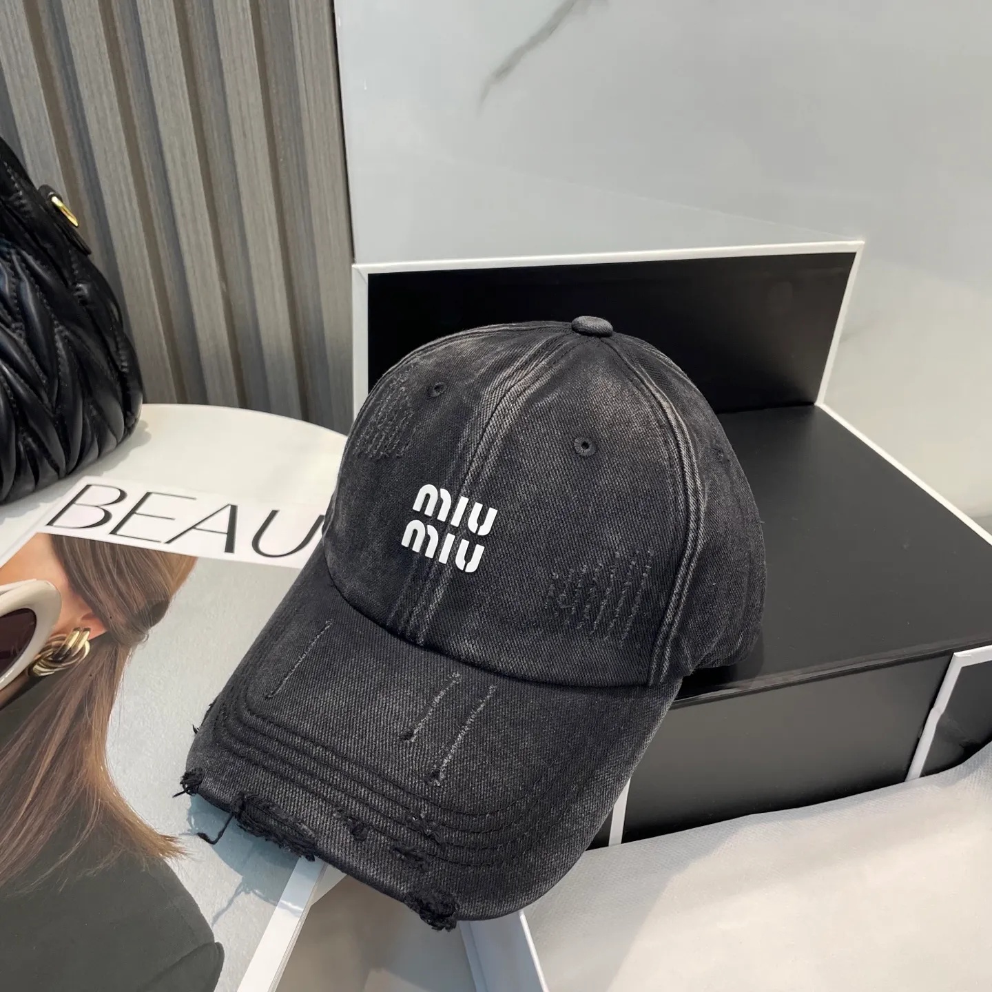 P60 miumiu new solid color baseball cap, the hottest color at the moment - full of street style! Trendy and versatile, Xiaohongshu grows grass, poison, get your boyfriend, and cool together