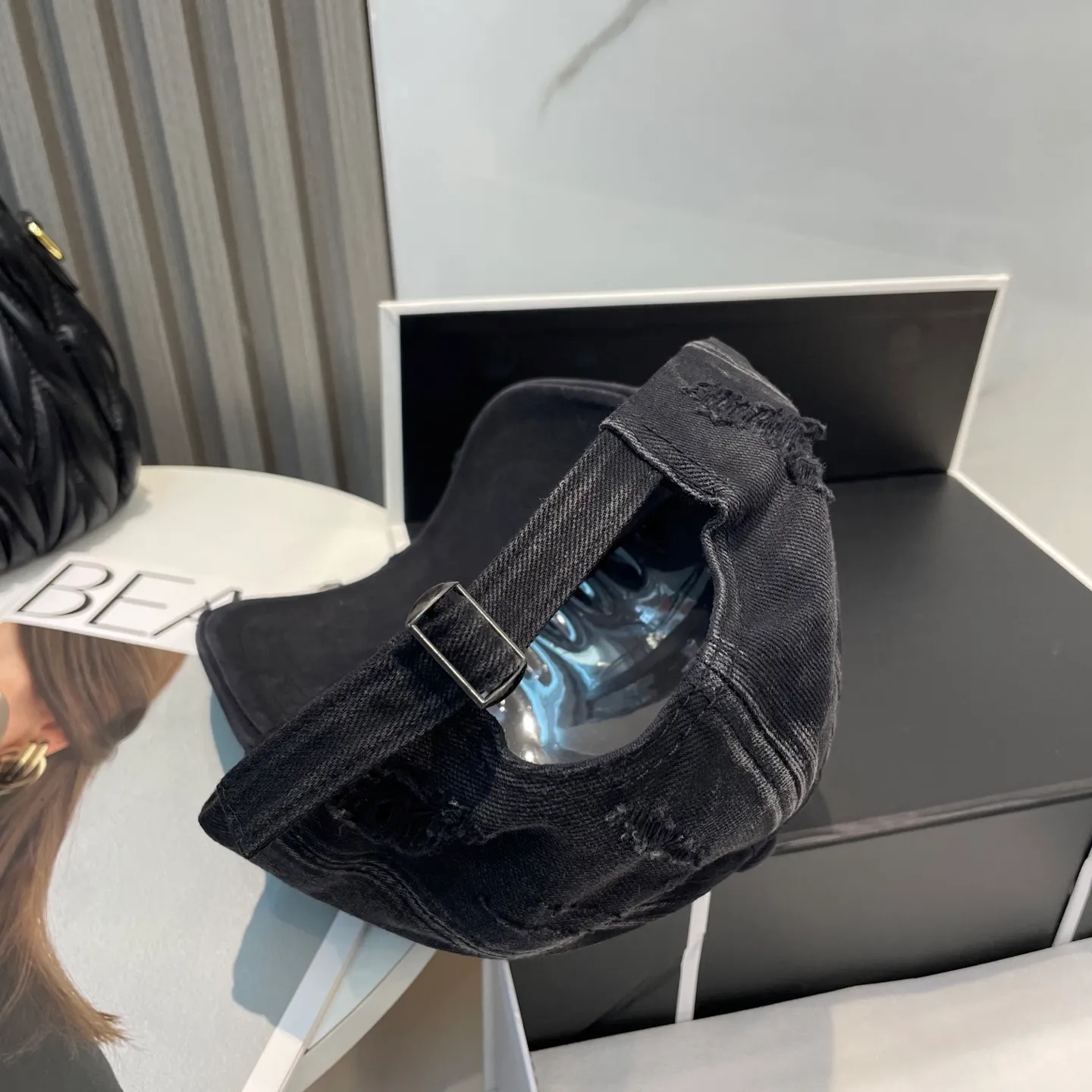 P60 miumiu new solid color baseball cap, the hottest color at the moment - full of street style! Trendy and versatile, Xiaohongshu grows grass, poison, get your boyfriend, and cool together