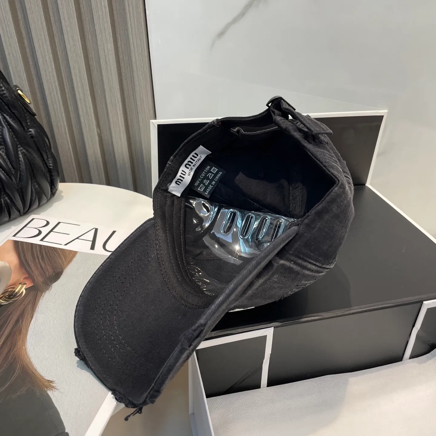 P60 miumiu new solid color baseball cap, the hottest color at the moment - full of street style! Trendy and versatile, Xiaohongshu grows grass, poison, get your boyfriend, and cool together