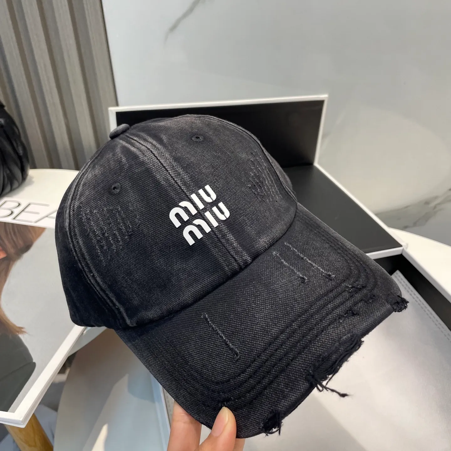 P60 miumiu new solid color baseball cap, the hottest color at the moment - full of street style! Trendy and versatile, Xiaohongshu grows grass, poison, get your boyfriend, and cool together