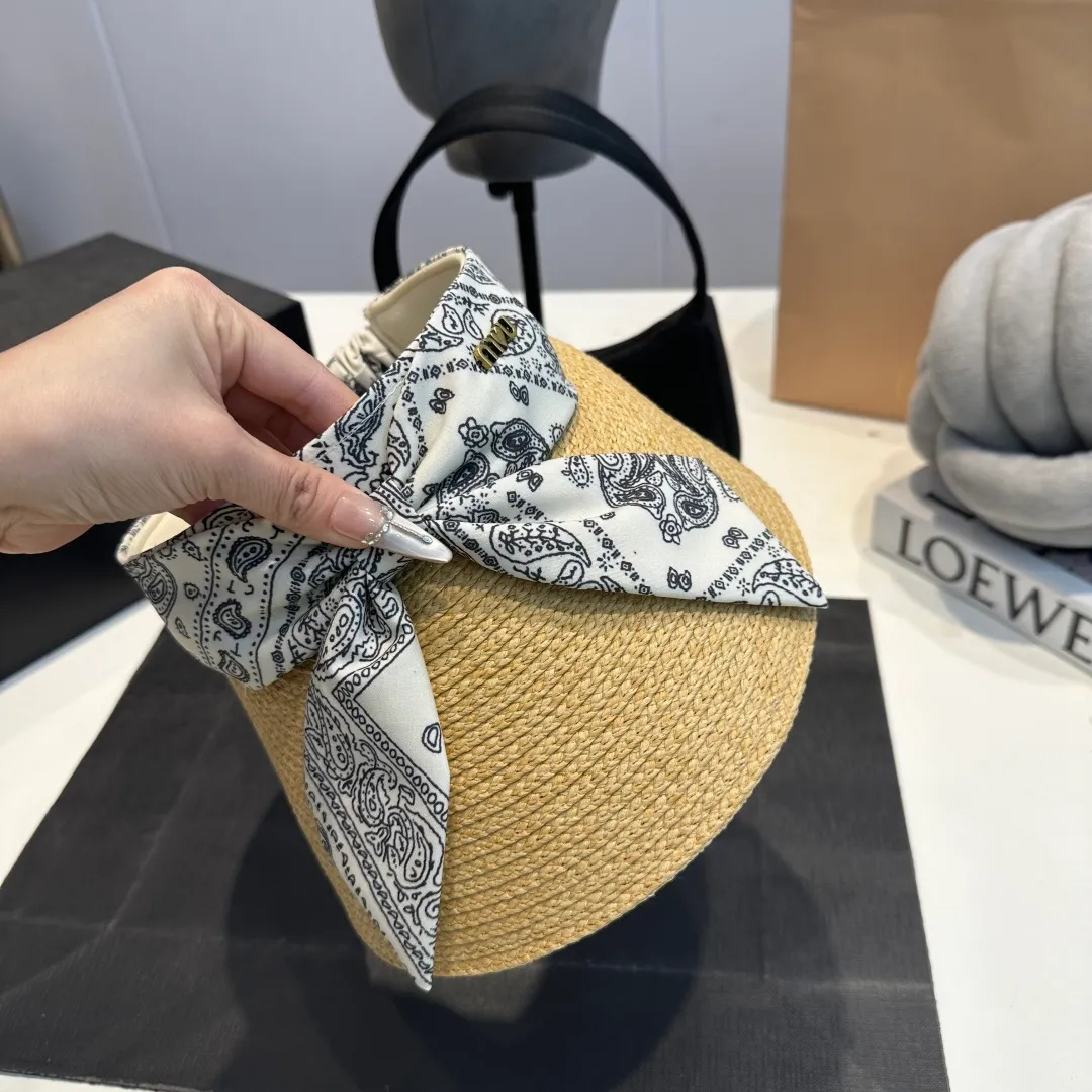 P60 miumiu empty top hat, a must-have item in summer, because it is so easy to match, and it is really super artistic in summer when paired with cool summer style ~ Just wear a little white skirt and you can attract the attention of blockbusters ~