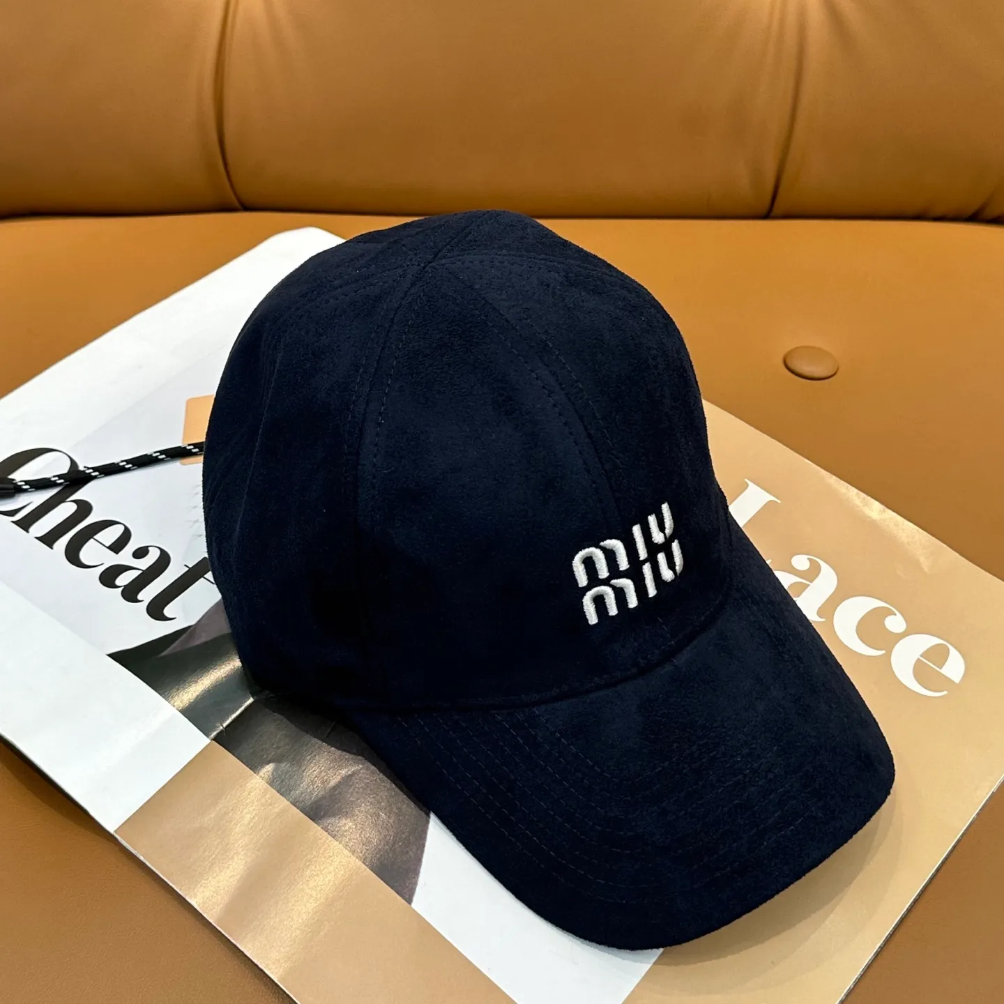 P70 miumiu Miu Miu's new leather baseball cap. The colors are so special~ Close your eyes and look in. They are all white colors. Same style for men and women.