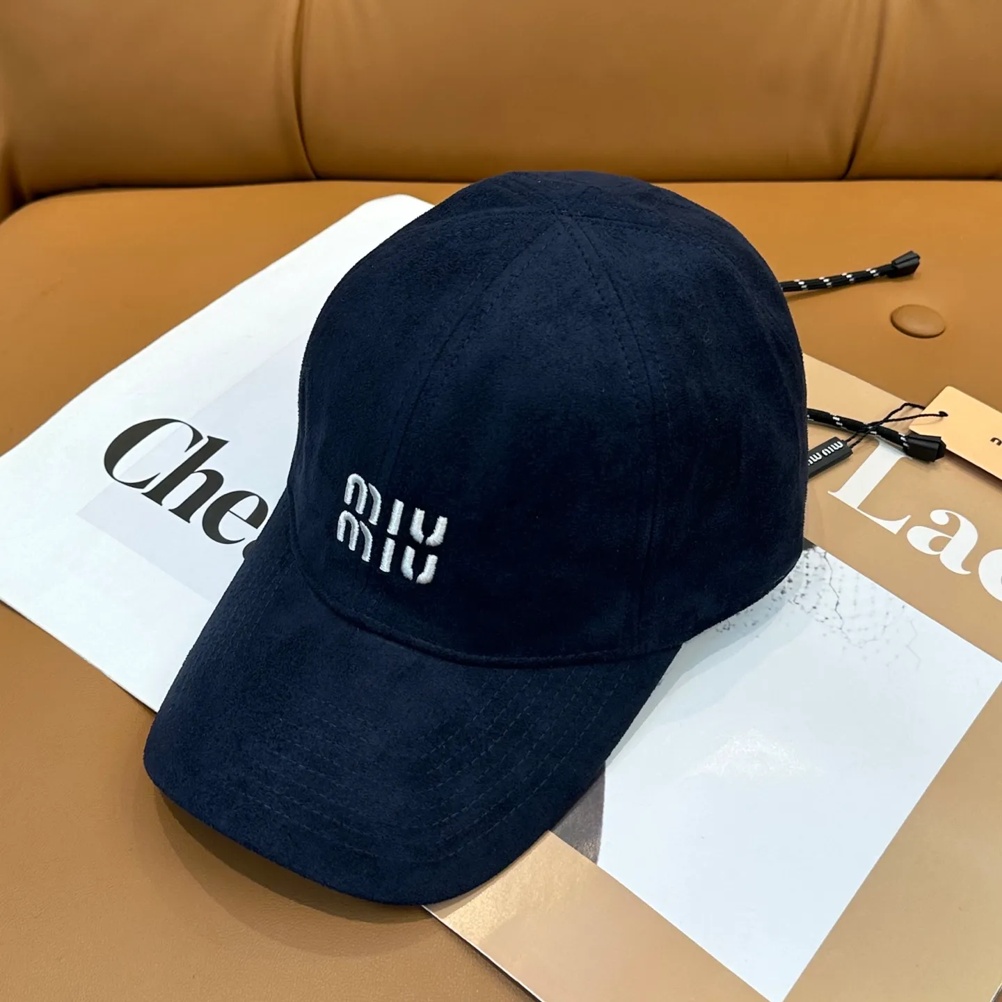 P70 miumiu Miu Miu's new leather baseball cap. The colors are so special~ Close your eyes and look in. They are all white colors. Same style for men and women.