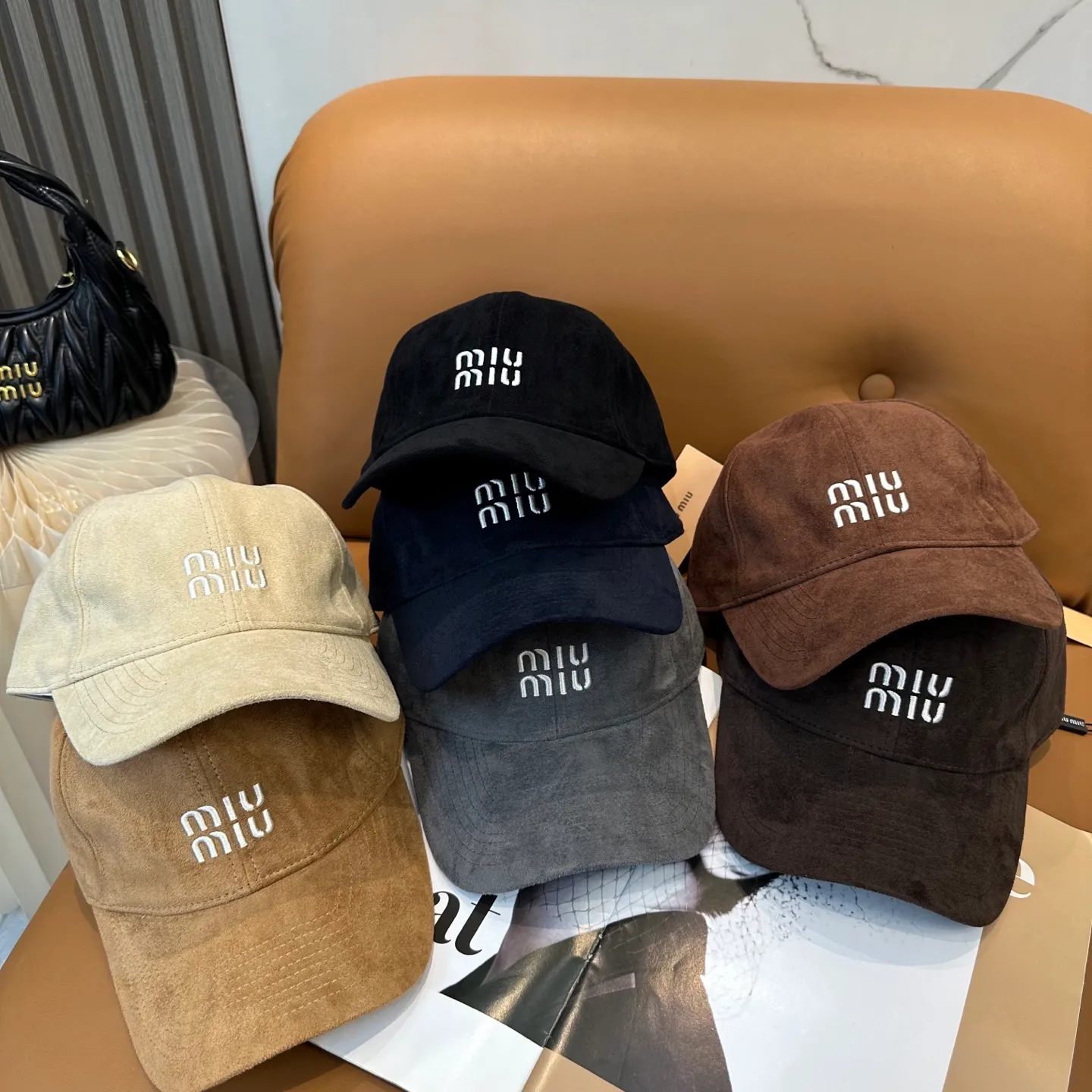 P70 miumiu Miu Miu's new leather baseball cap. The colors are so special~ Close your eyes and look in. They are all white colors. Same style for men and women.