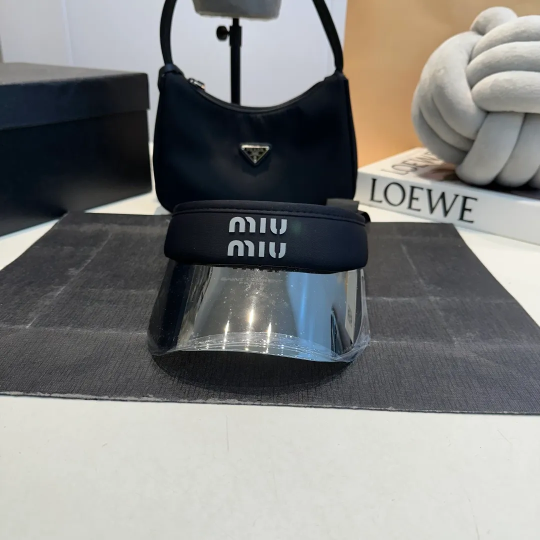 The P50 MiuMiu hot style empty top hat is here~ I can’t help but share it with you right away. It’s a new and super beautiful empty top hat. It’s a hat that many Jimei are looking for in summer. It’s a must-have for outdoor activities such as playing golf. It’s a must-have for both fashion and function. 🤍Treasure style, the top is very beautiful!