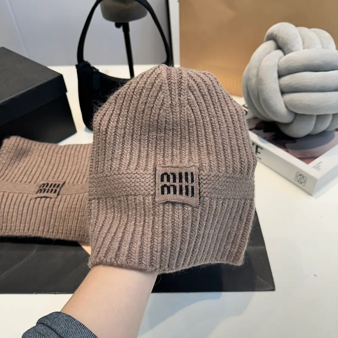 P200 miumiu two-piece knitted hat set, popular at Miumiu counter. Hat + scarf. New product released by Xiaohongshu. Very warm. High-elastic fabric. Classic colors. Same style for men and women.
