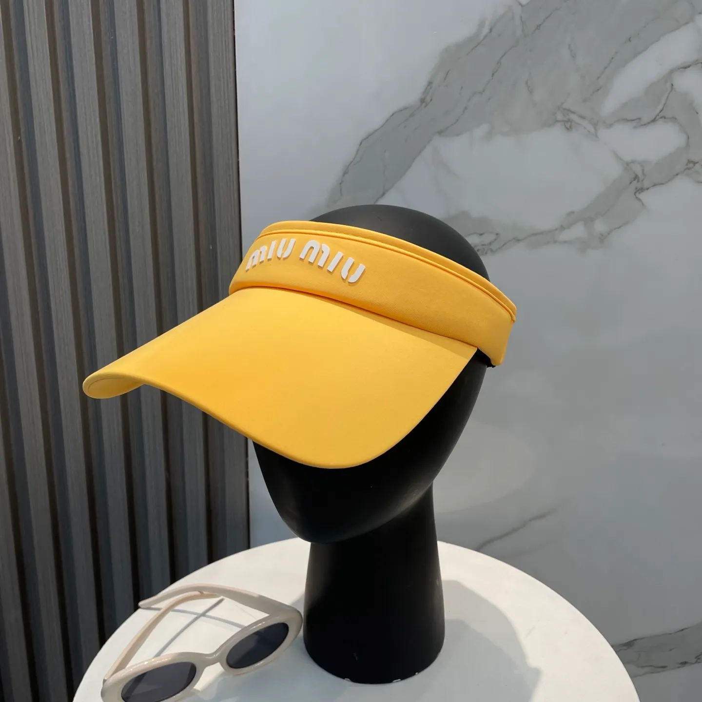 P60miumiuMiu Miu💞 Summer ice silk empty top hat. The empty top sun protection hat does not delay the ponytail~ The ice silk fabric is practical and beautiful! The design of the large brim can effectively block ultraviolet rays. Multiple colors available.