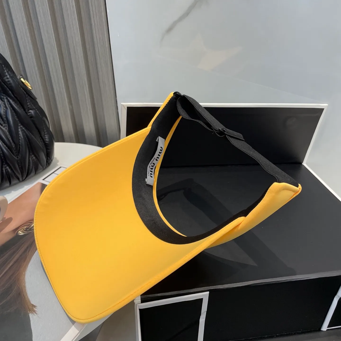 P60miumiuMiu Miu💞 Summer ice silk empty top hat. The empty top sun protection hat does not delay the ponytail~ The ice silk fabric is practical and beautiful! The design of the large brim can effectively block ultraviolet rays. Multiple colors available.