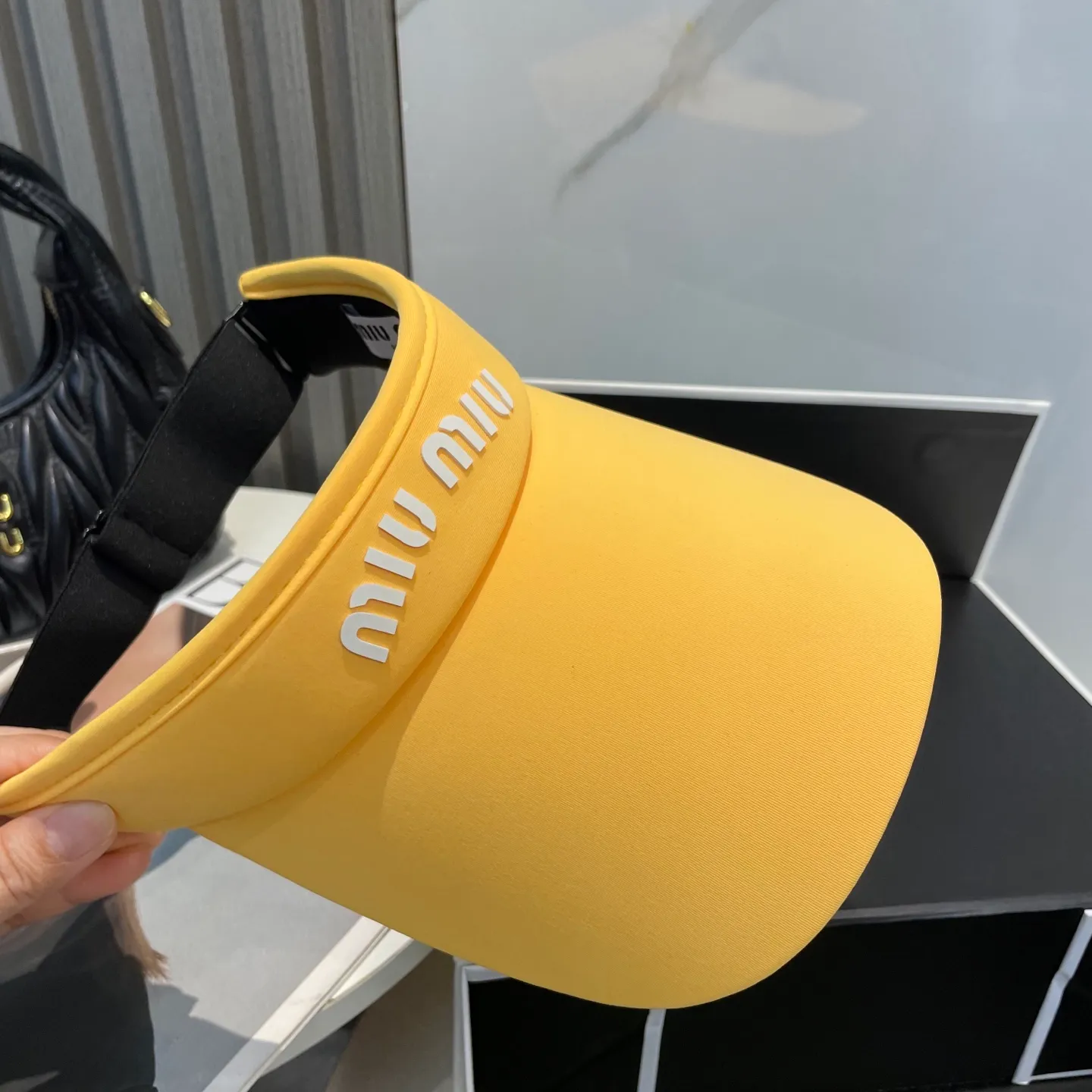 P60miumiuMiu Miu💞 Summer ice silk empty top hat. The empty top sun protection hat does not delay the ponytail~ The ice silk fabric is practical and beautiful! The design of the large brim can effectively block ultraviolet rays. Multiple colors available.