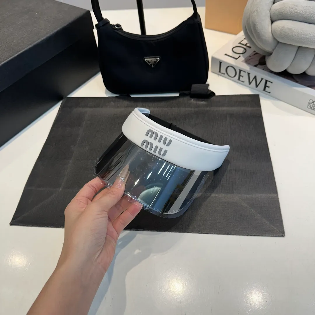 The P50 MiuMiu hot style empty top hat is here~ I can’t help but share it with you right away. It’s a new and super beautiful empty top hat. It’s a hat that many Jimei are looking for in summer. It’s a must-have for outdoor activities such as playing golf. It’s a must-have for both fashion and function. 🤍Treasure style, the top is very beautiful!