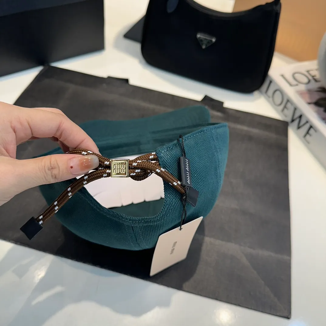 P80 official website miumiu details and quality matching baseball cap, 1:1 reproduction, please look for the only detailed matching in the high-end quality market, recommended by Xiaohongshu, fashionable and versatile, one that many celebrities like, very explosive, very popular, very good-looking!