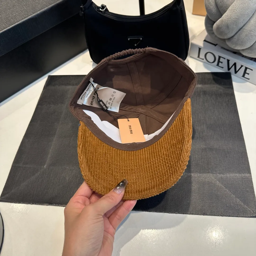 P60 MIU MIU new baseball cap This denim denim baseball cap is decorated with MIUMIU Cruise embroidered micro logo on the side, highlighting the simple brand style and creating a refined, comfortable and charming look.