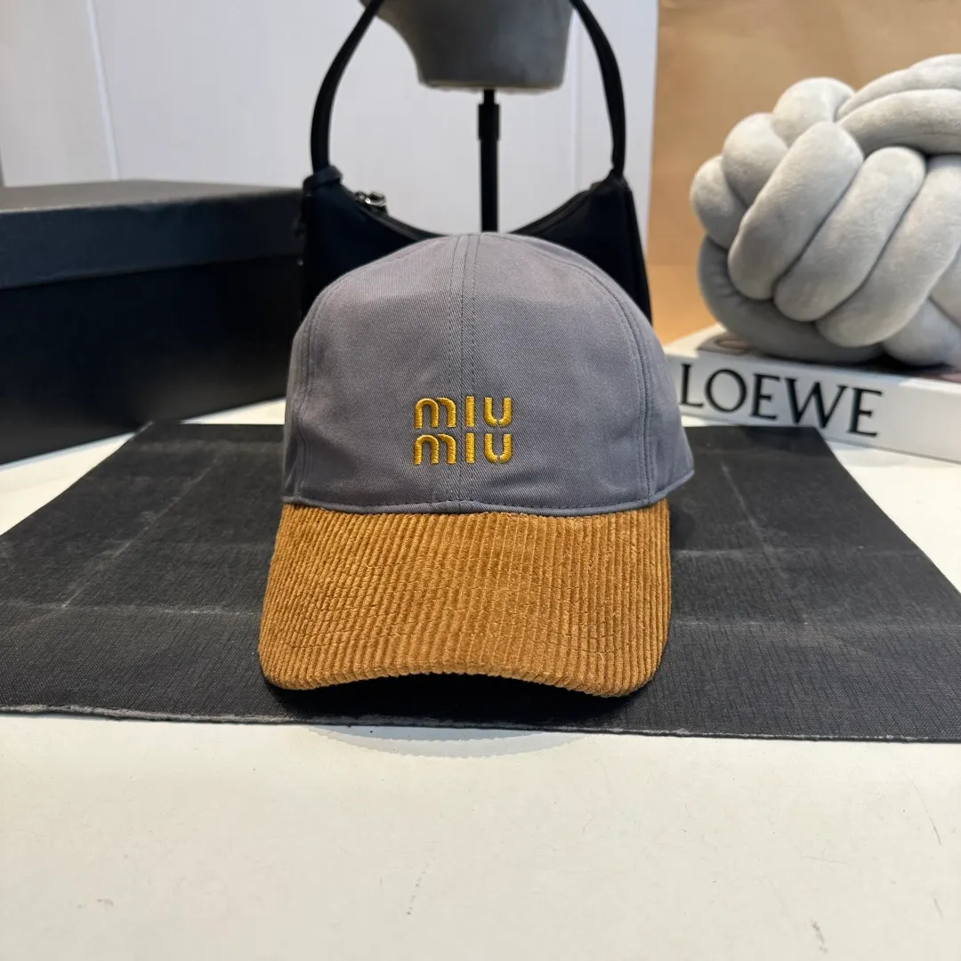 P60 MIU MIU new baseball cap This denim denim baseball cap is decorated with MIUMIU Cruise embroidered micro logo on the side, highlighting the simple brand style and creating a refined, comfortable and charming look.