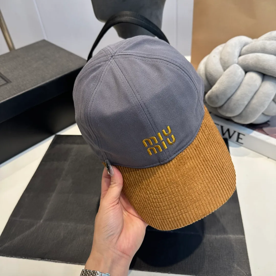 P60 MIU MIU new baseball cap This denim denim baseball cap is decorated with MIUMIU Cruise embroidered micro logo on the side, highlighting the simple brand style and creating a refined, comfortable and charming look.