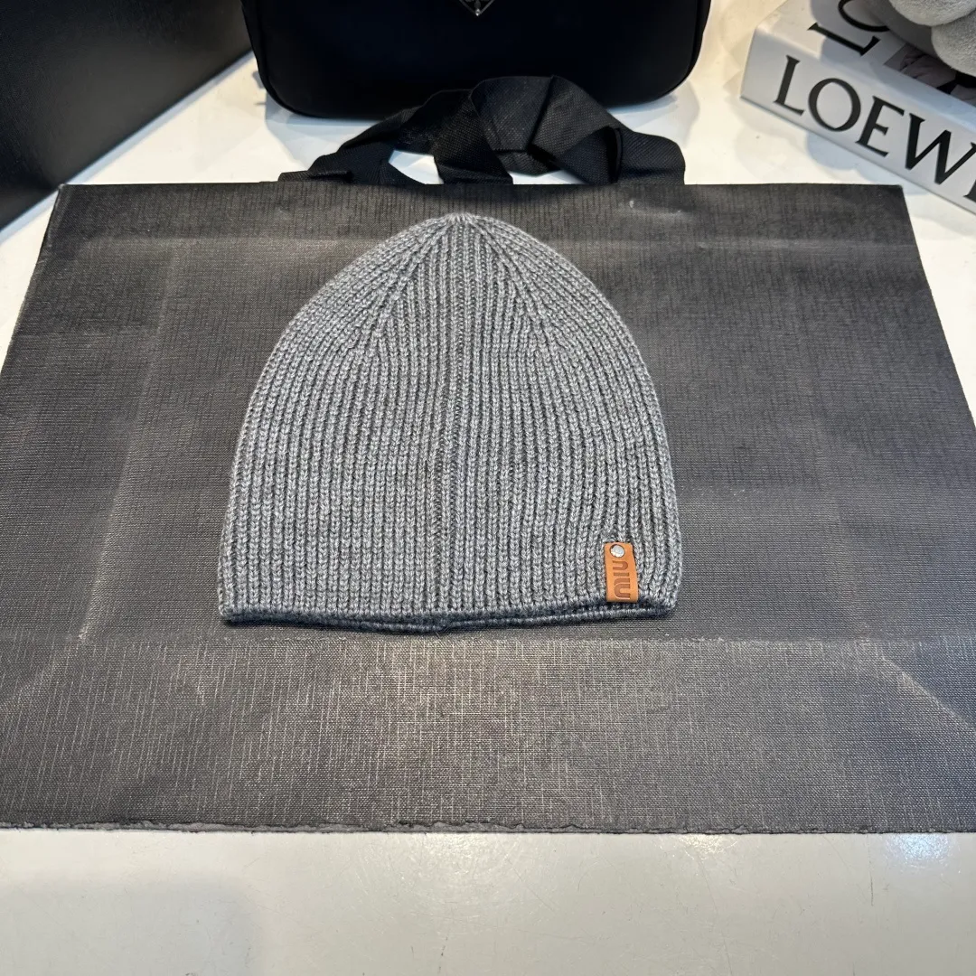 P50 MiuMiu Miu Miu's best-selling model, miumiu's new fall and winter counter knitted woolen hats for men and women, with first-class texture, perfect for going out on the street!