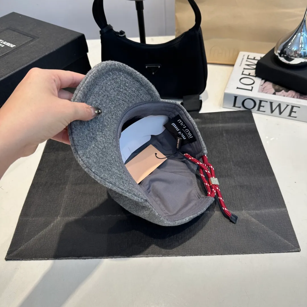 P70 miumiu~The new autumn and winter lamb wool baseball cap~ It is a super perfect interpretation of the sweet and cool style. I just love it so much❤️ The top is sexy and handsome. Both are online! No girl can refuse a fluffy item.