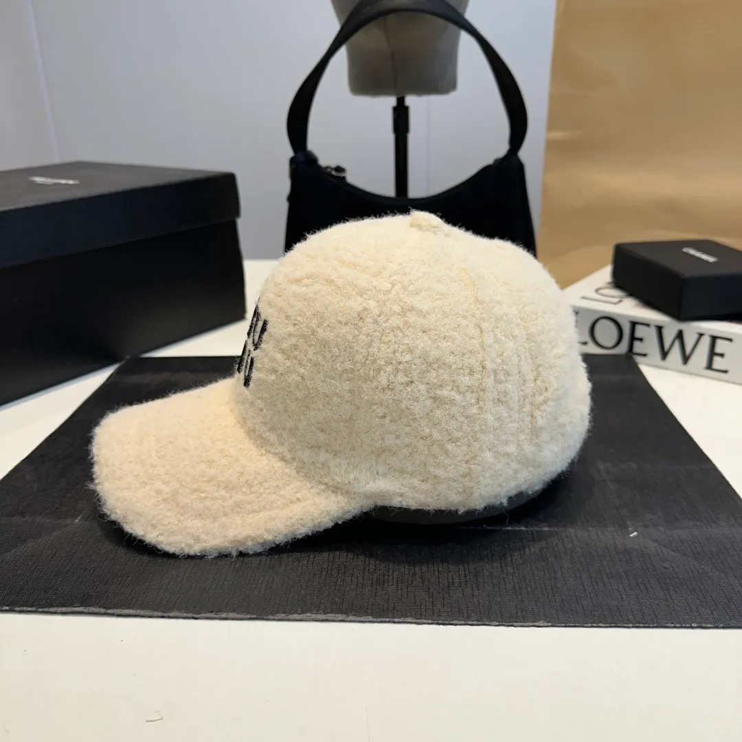 P56 Miumiu Miumiu new order style embroidered baseball cap🧢Big brand style is super easy to match, get it now!