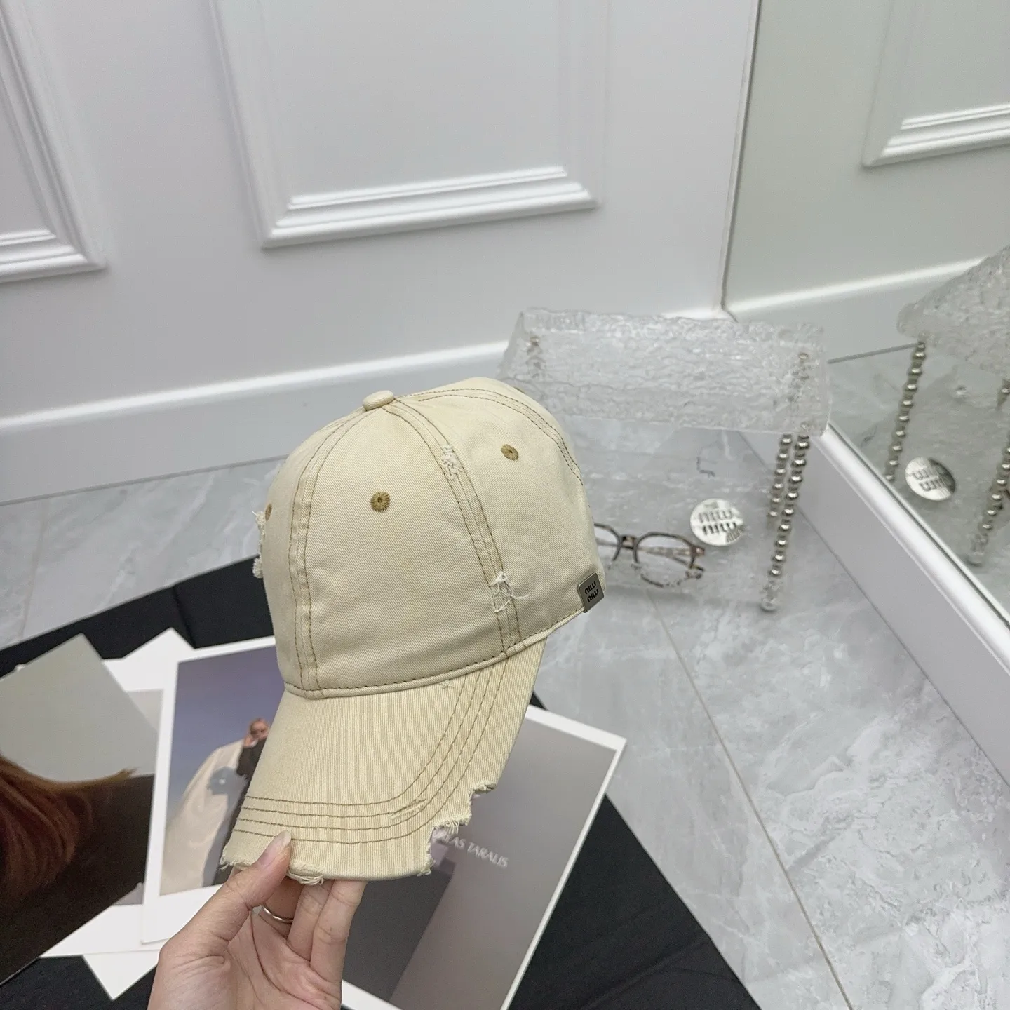 miumiu new color matching 🩶 High-end baseball cap, full of personality!