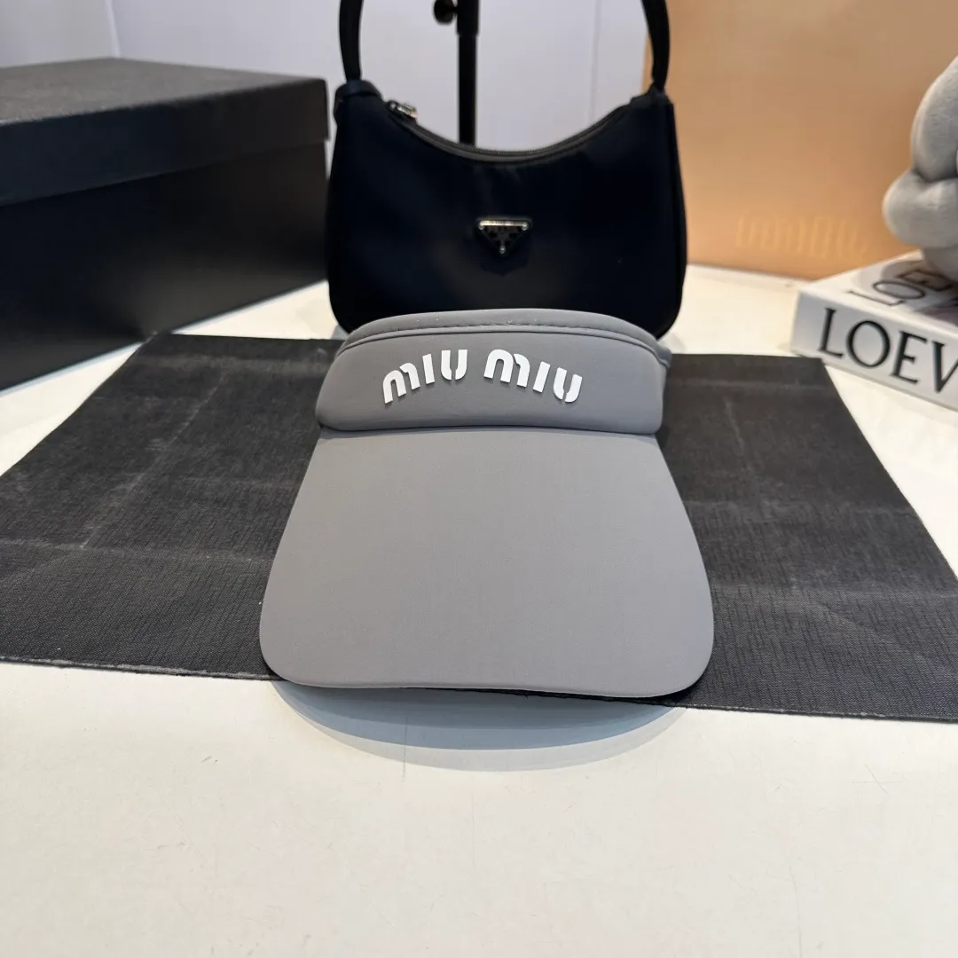 P50 miumiu empty top sun hat, clean silhouette design! Wearing it on any face shape will look like a slap in the face! It not only protects you from the sun but also increases the height of your skull. The key is that it doesn’t block your view at all! It’s suitable for sports or traveling.