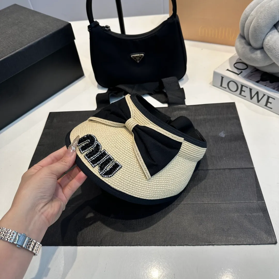 P80 miumiu empty top hat, a must-have item in summer, because it is so easy to match, and it is really super artistic in summer when paired with cool summer style ~ Just wear a little white skirt and you can attract the attention of blockbusters ~