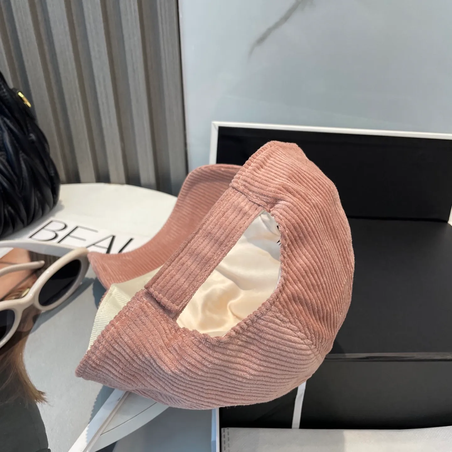 P70 miumiu limited new corduroy baseball cap, corduroy textured peaked cap. A very attractive baseball cap🧢~Same style for men and women. It brings a sense of atmosphere when you go out every day. It feels great to change it occasionally.