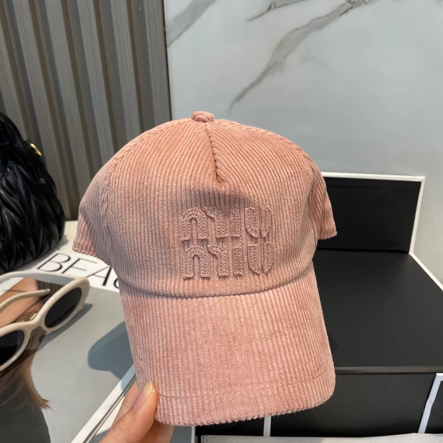 P70 miumiu limited new corduroy baseball cap, corduroy textured peaked cap. A very attractive baseball cap🧢~Same style for men and women. It brings a sense of atmosphere when you go out every day. It feels great to change it occasionally.