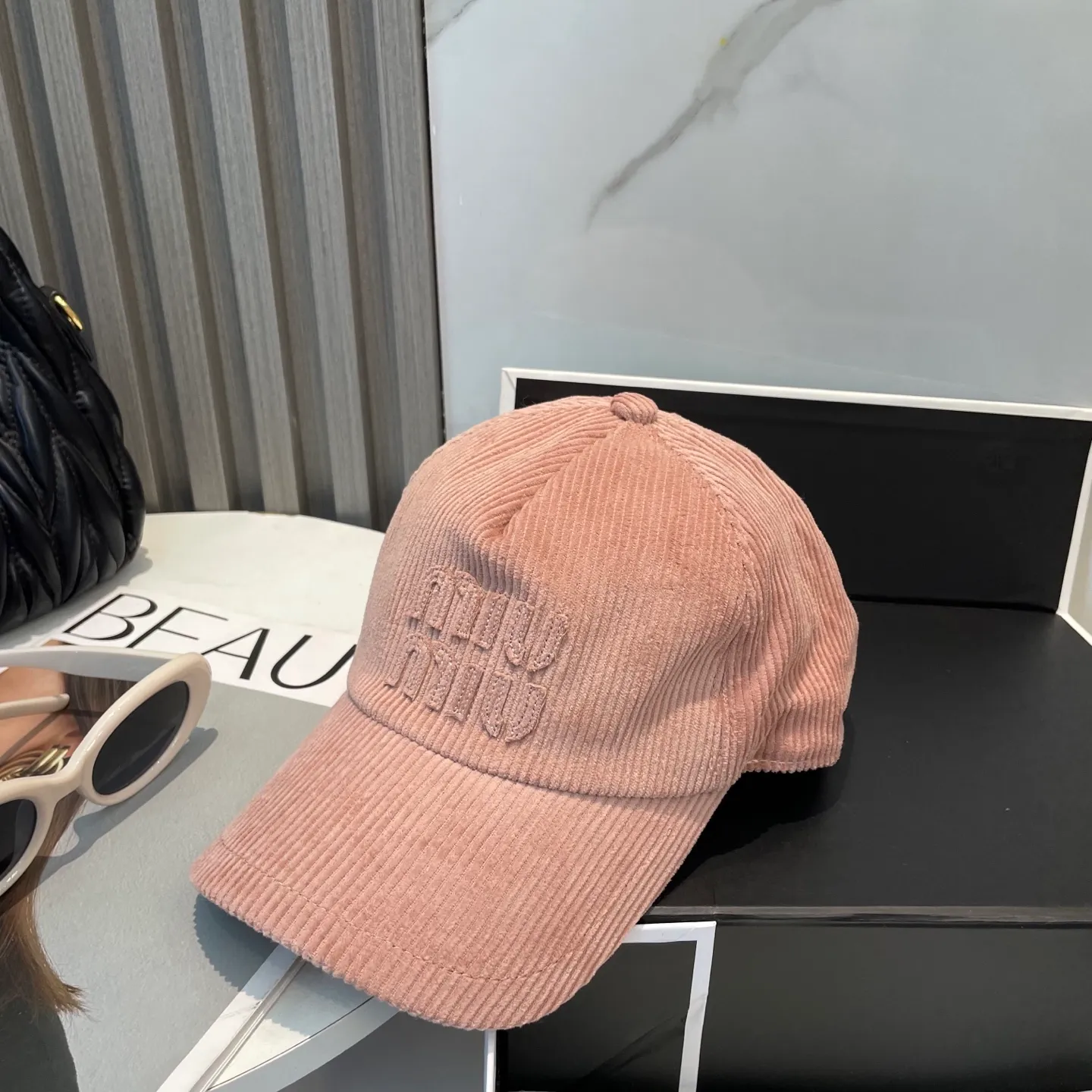 P70 miumiu limited new corduroy baseball cap, corduroy textured peaked cap. A very attractive baseball cap🧢~Same style for men and women. It brings a sense of atmosphere when you go out every day. It feels great to change it occasionally.