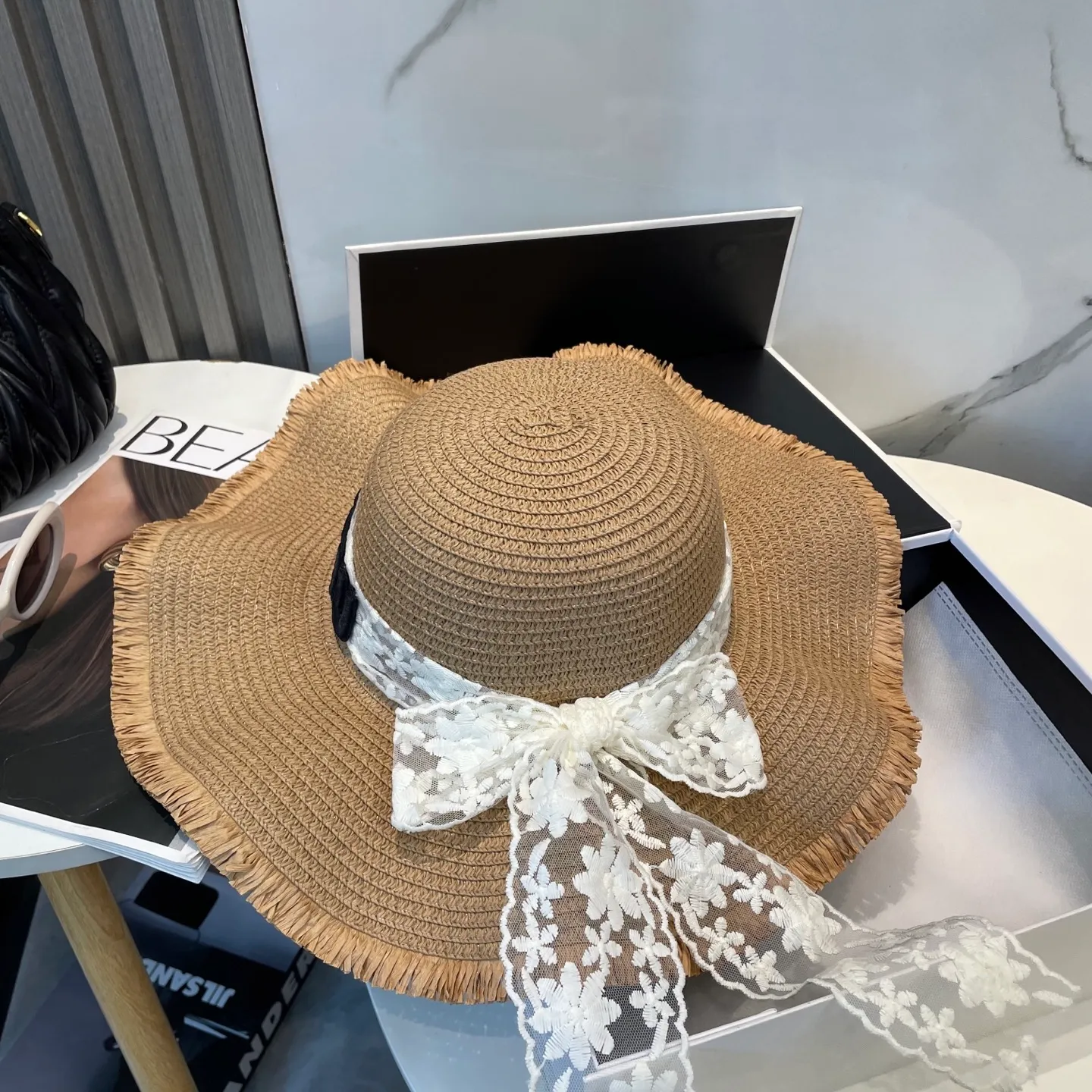 P70 Miumiu 2025 new straw hat, advanced customization, lady style, attention to detail, sun protection and UV protection in summer, a must-have for travel, versatile and good-looking