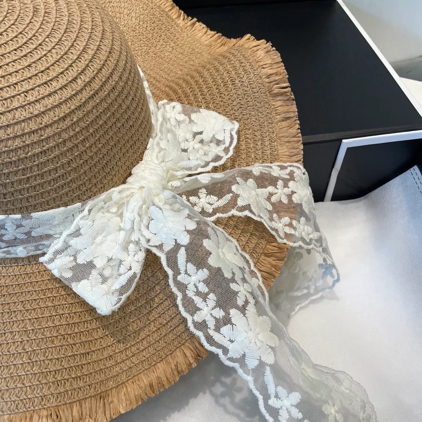 P70 Miumiu 2025 new straw hat, advanced customization, lady style, attention to detail, sun protection and UV protection in summer, a must-have for travel, versatile and good-looking