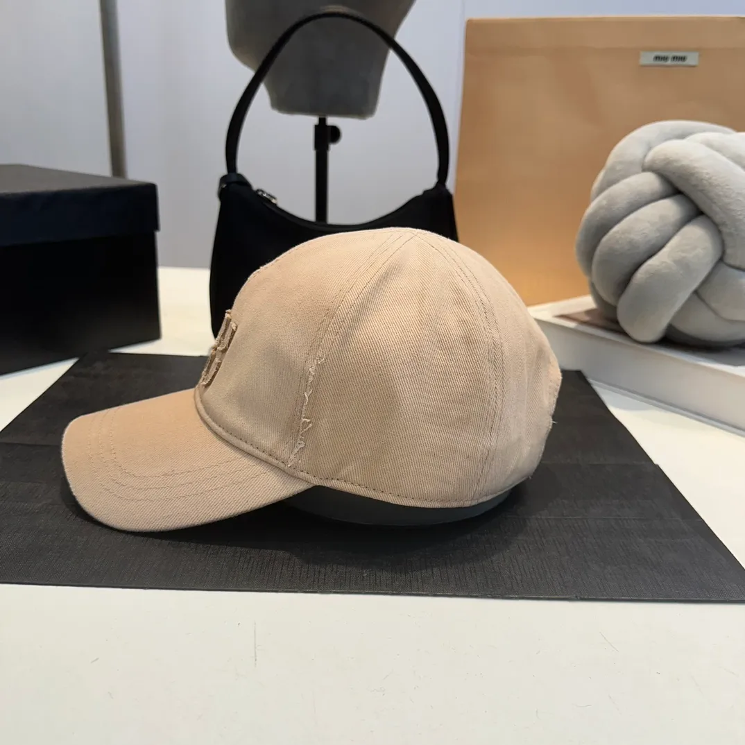 P60 MiuMiu Miu Miu girl's daily baseball cap. A very versatile baseball cap. Classic embroidered logo. Versatile and fashionable.