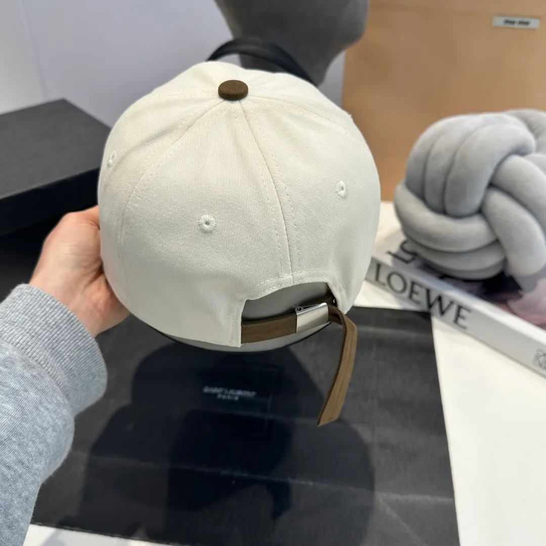 P56 miumiu original spring and summer new baseball cap, genuine mold-making and custom-made, the original workmanship is meticulous and the quality is superb!