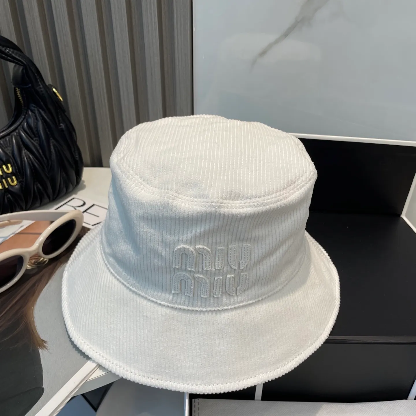 P76 miumiu limited new corduroy fisherman hat/baseball cap, corduroy textured fisherman hat. A very attractive fisherman hat ~ the same style for men and women. It has its own atmosphere when going out every day. It feels great to change it occasionally.