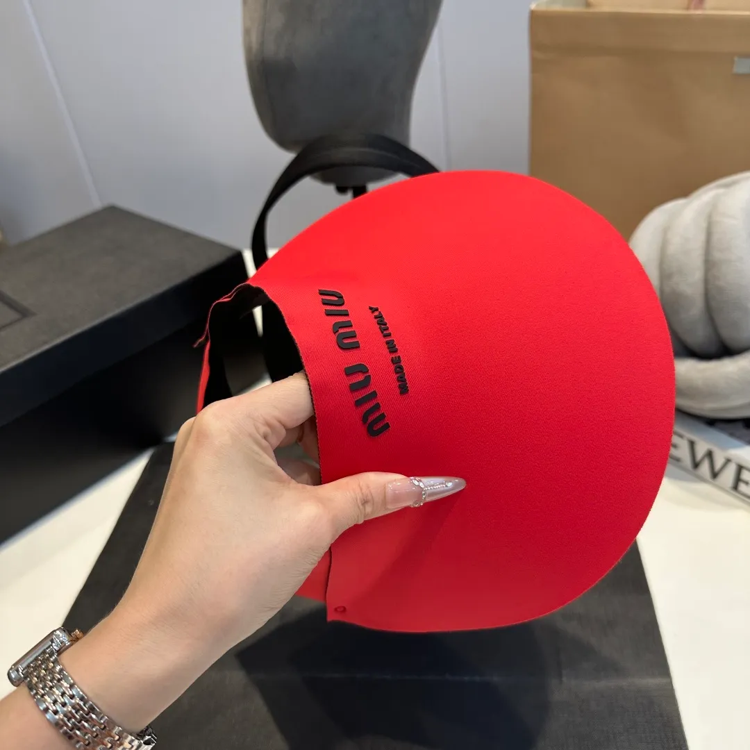 P60 miumiu💞 Summer Ice Silk Empty Hat. The Empty Sun Protection Hat does not delay the ponytail~ The ice silk fabric is practical and beautiful! The design of the large brim can effectively block ultraviolet rays. Multiple colors available.