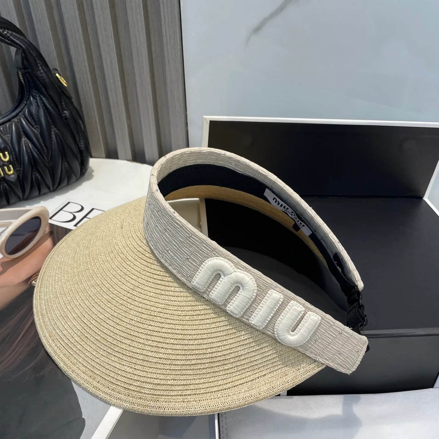 P70 comes with dust bag miumiu empty top hat, a must-have item in summer, because it is so easy to match, it is really super artistic in summer when paired with a cool summer style~ Just wear a little white skirt and you can attract the attention of blockbusters~