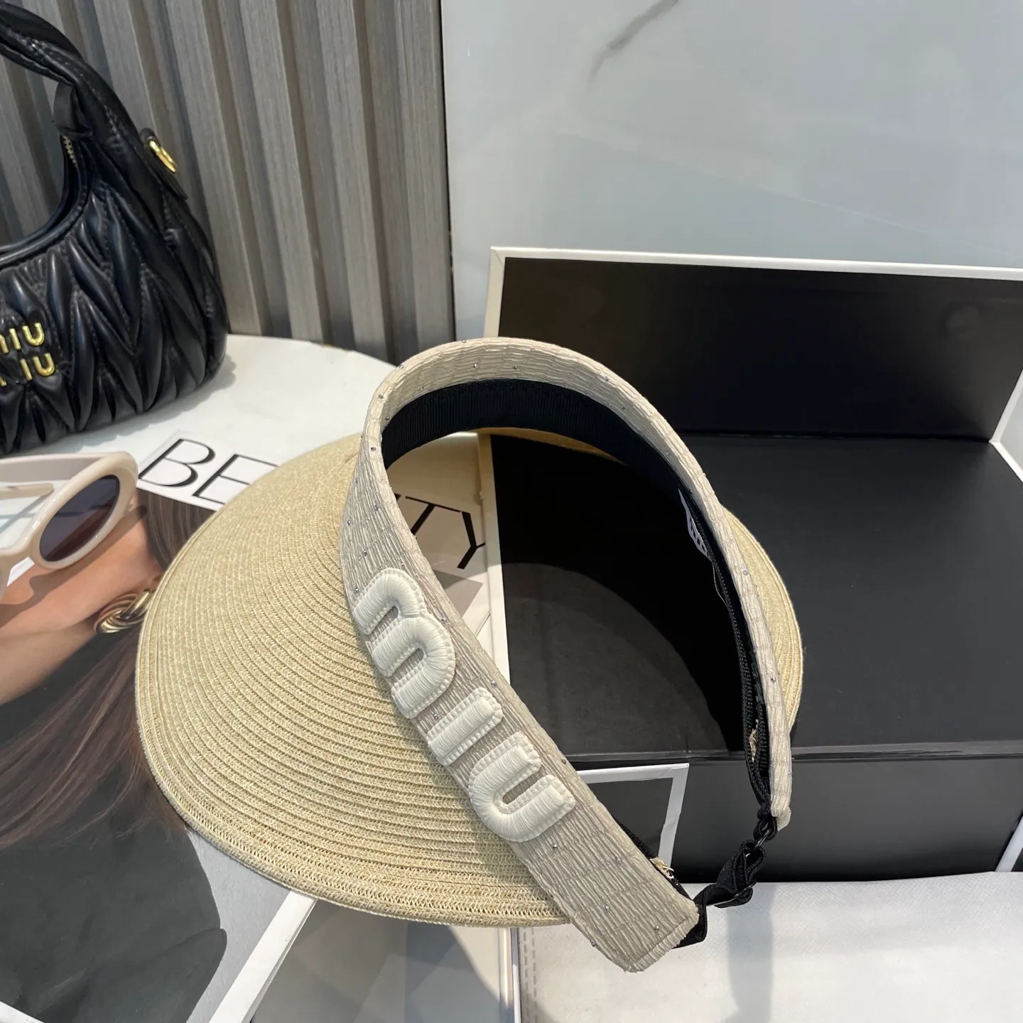 P70 comes with dust bag miumiu empty top hat, a must-have item in summer, because it is so easy to match, it is really super artistic in summer when paired with a cool summer style~ Just wear a little white skirt and you can attract the attention of blockbusters~
