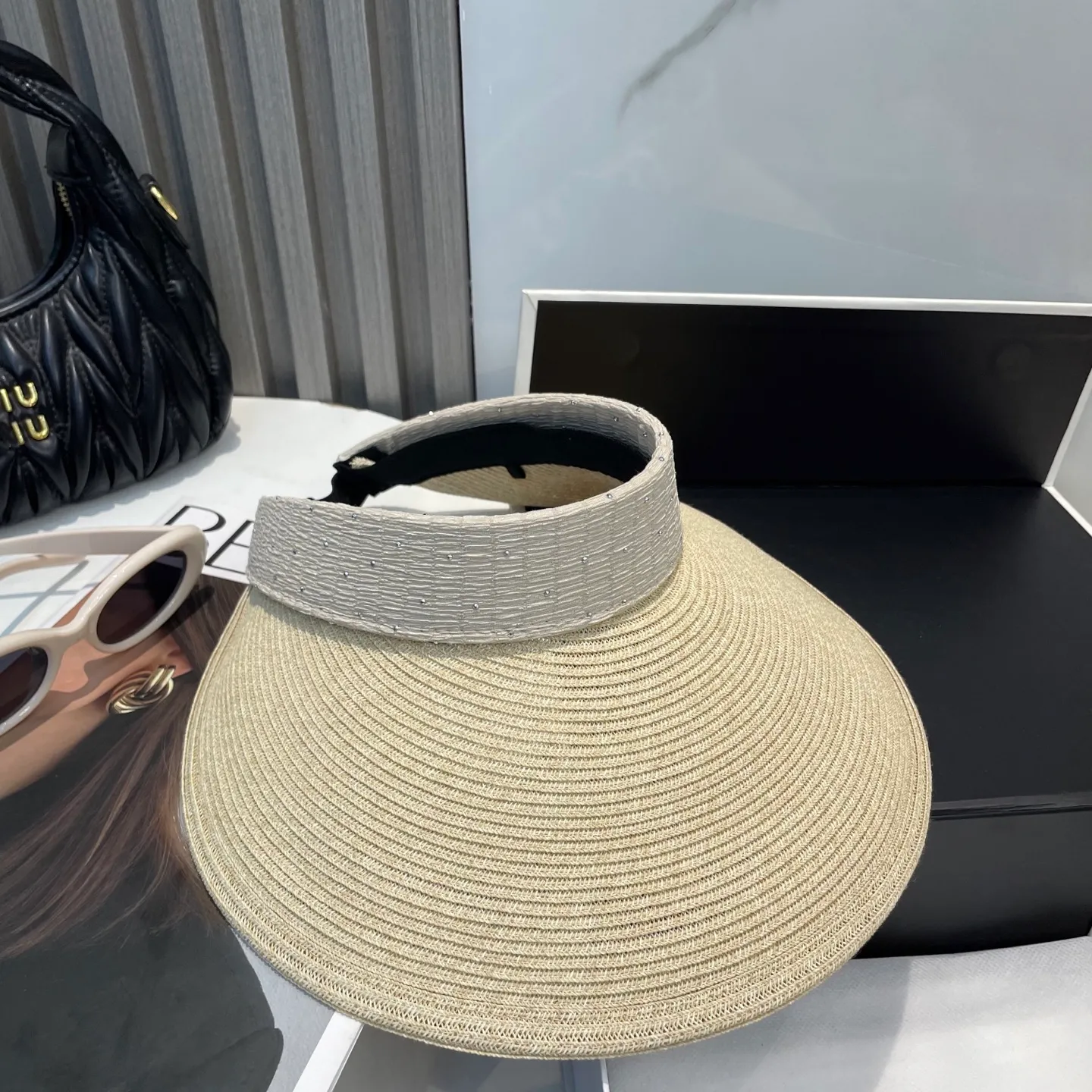 P70 comes with dust bag miumiu empty top hat, a must-have item in summer, because it is so easy to match, it is really super artistic in summer when paired with a cool summer style~ Just wear a little white skirt and you can attract the attention of blockbusters~